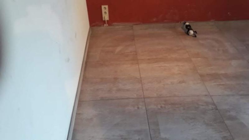 Nieuwe tegelvloer modern