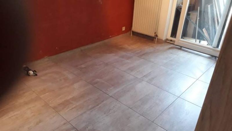Nieuwe vloertegels woning
