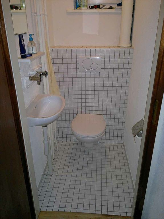 Ein Badezimmer mit Toilette, Waschbecken und Spiegel.