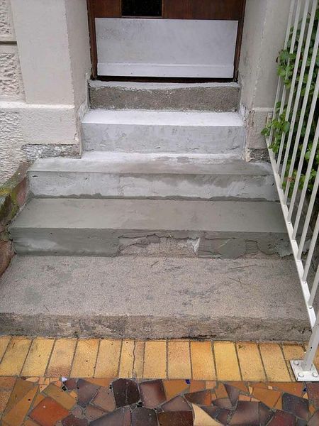 Eine Treppe, die zum Eingang eines Gebäudes hinaufführt.