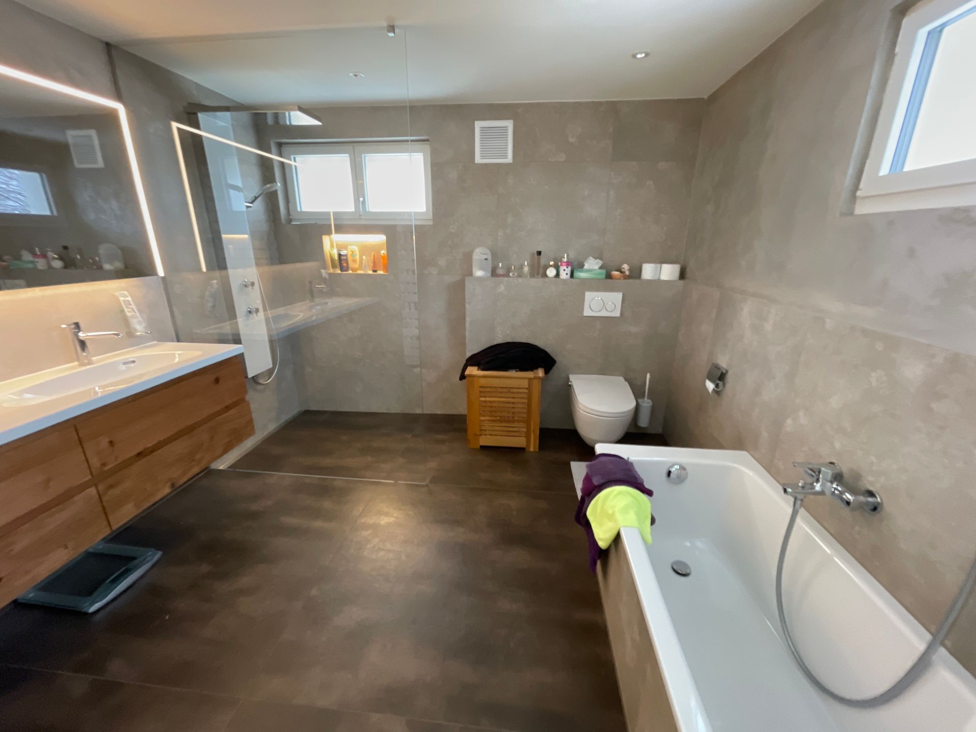 Ein Badezimmer mit Badewanne, Waschbecken, Toilette und Dusche.