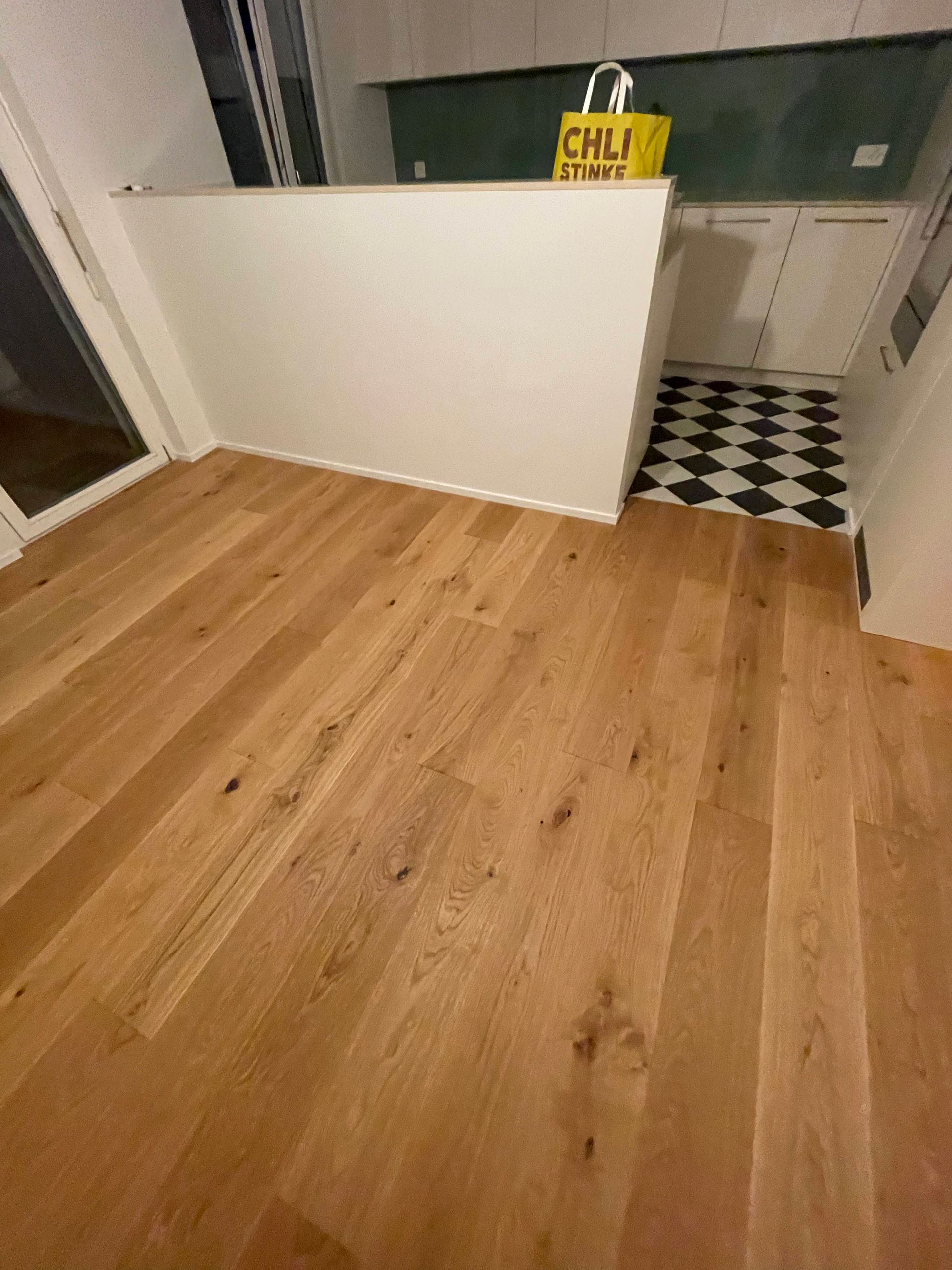 Eine Küche mit Holzboden und Schachbrettboden.