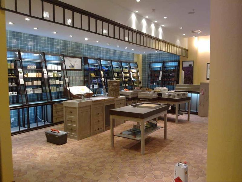 Ein großer Raum mit vielen Tischen und Regalen