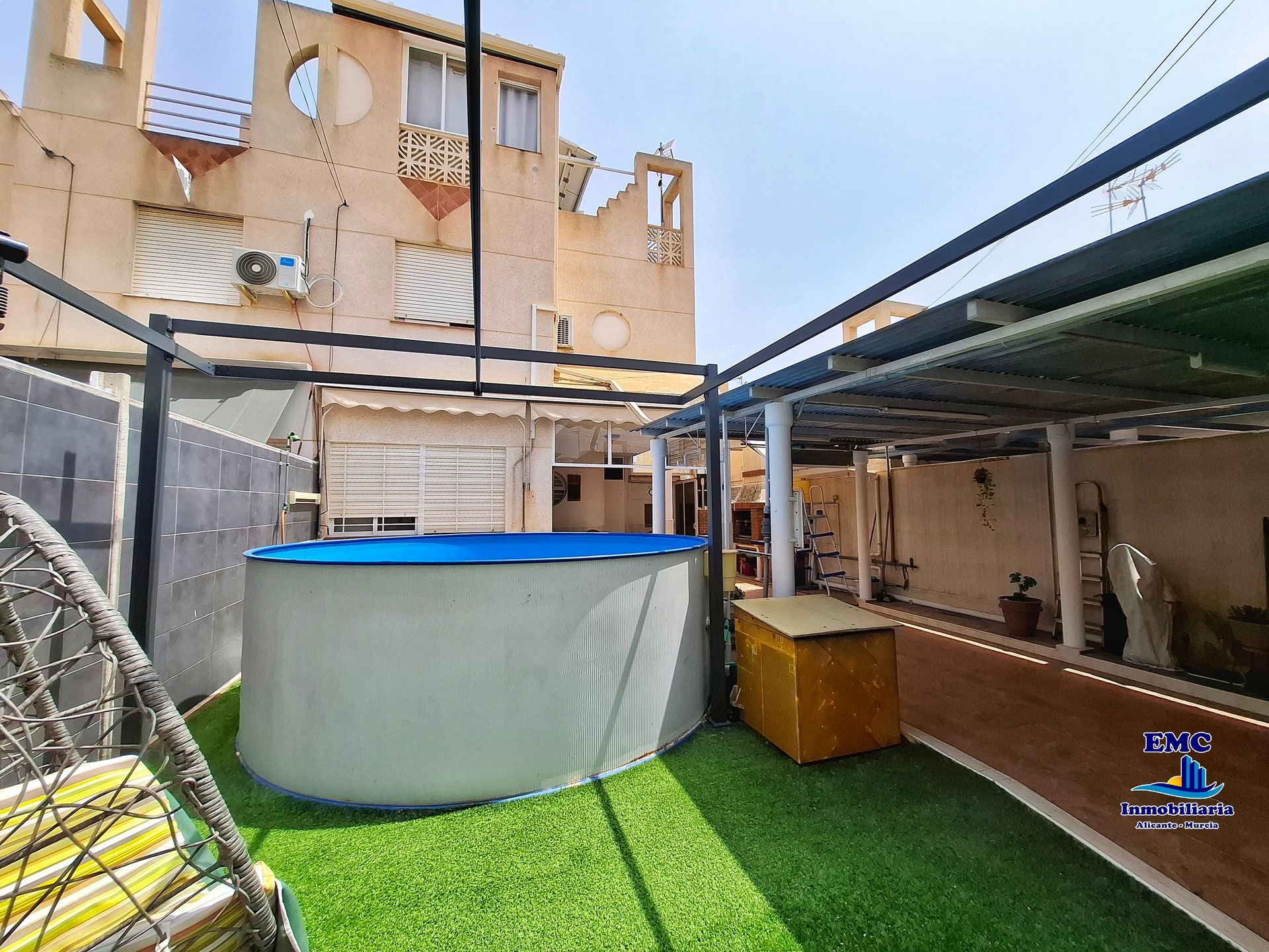 DUPLEX ADOSADO - 4 DORMITORIOS, 2 BAÑOS, GARAJE
Urb. LAGO SAL - Torrevieja (ALICANTE)
