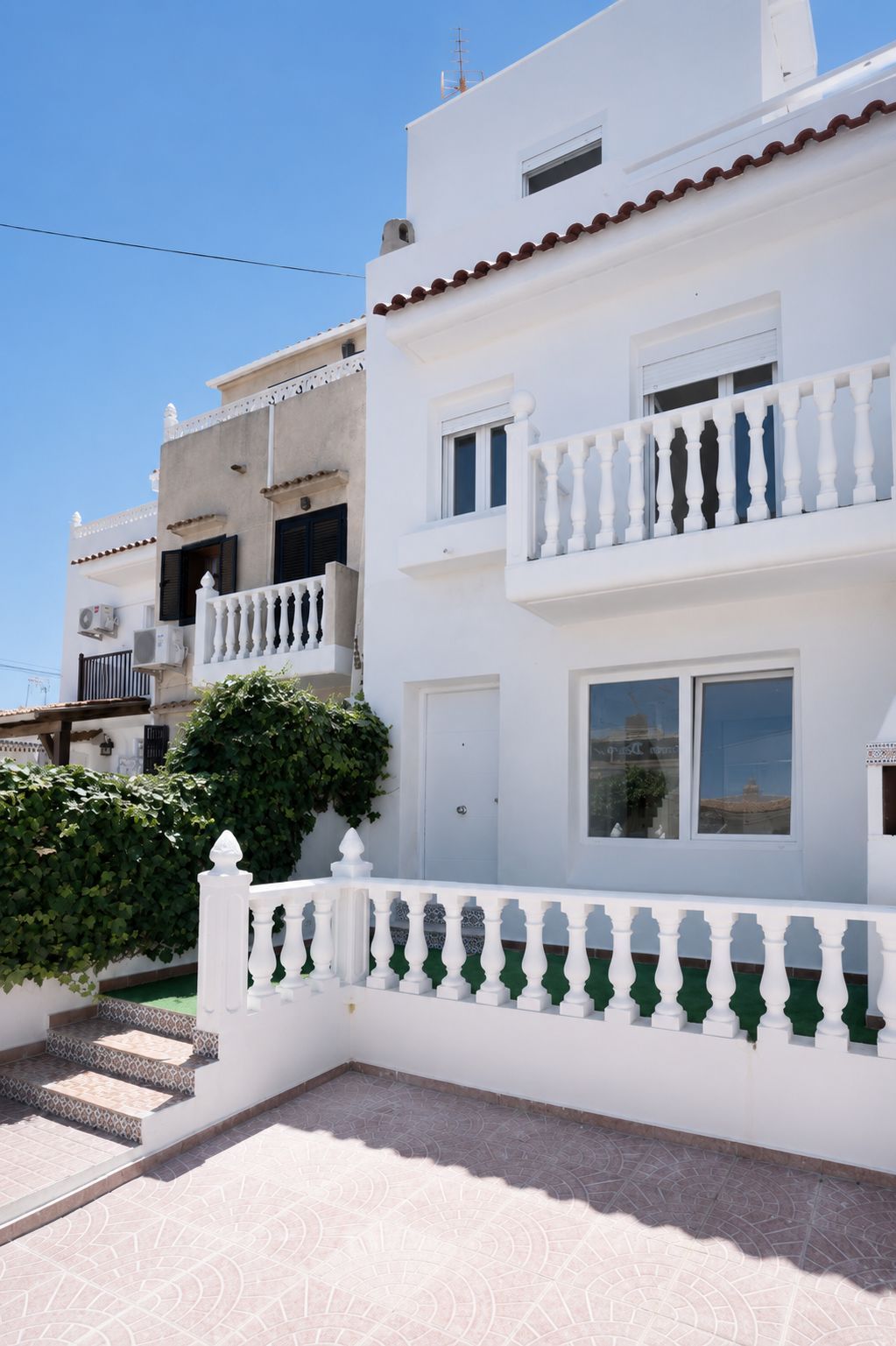 DUPLEX ADOSADO – 3 Dormitorios, Baño, Aseo, Estacionamiento
ZONA LOS FRUTALES - Torrevieja (Alicante)
