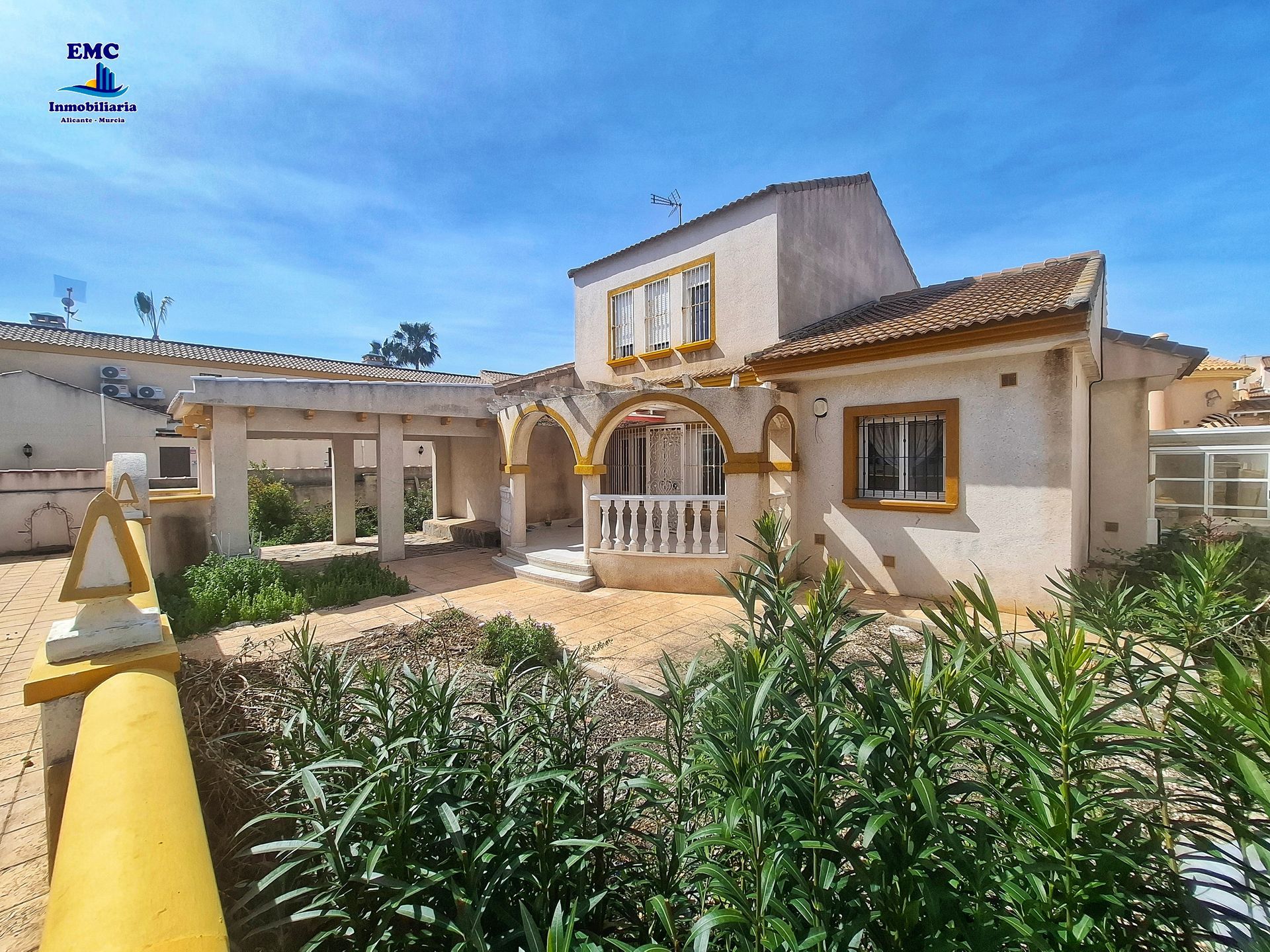 CHALET INDEPENDIENTE&ndash; 500 mts2 parcela, 190 mts2 const. y piscina cerrada &ndash; 
La Regia - Orihuela Costa (Alicante)
