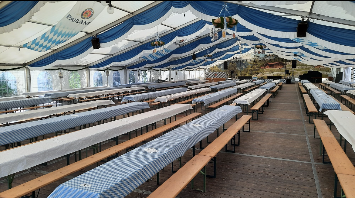 Ein großes Zelt mit Tischen und Bänken