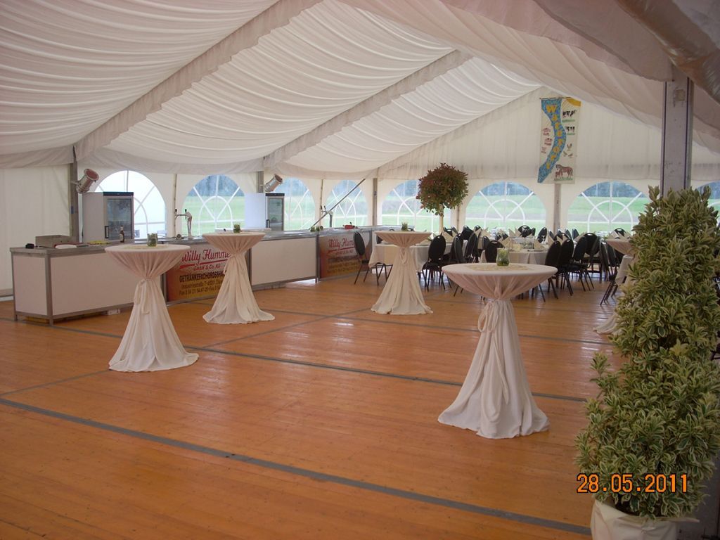 Ein großes Zelt mit Tischen und Stühlen darin