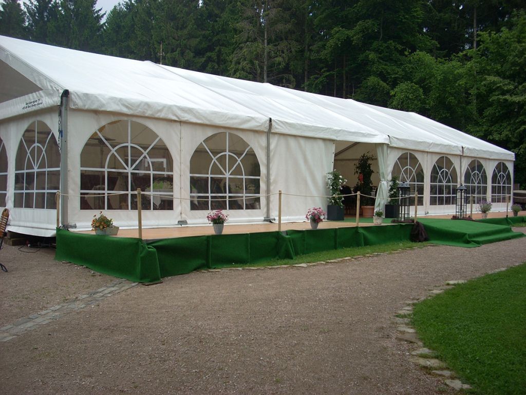 Ein großes weißes Zelt mit einer Bühne davor