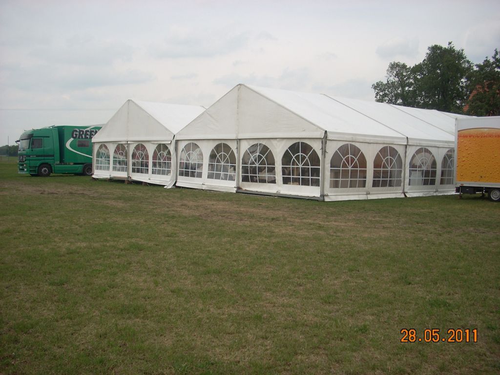 Eine Reihe von Zelten ist auf einer Wiese aufgestellt