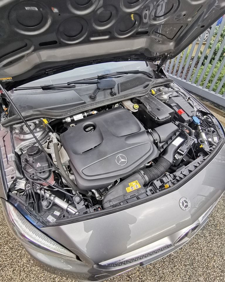 Vue du compartiment moteur propre d’un véhicule récent