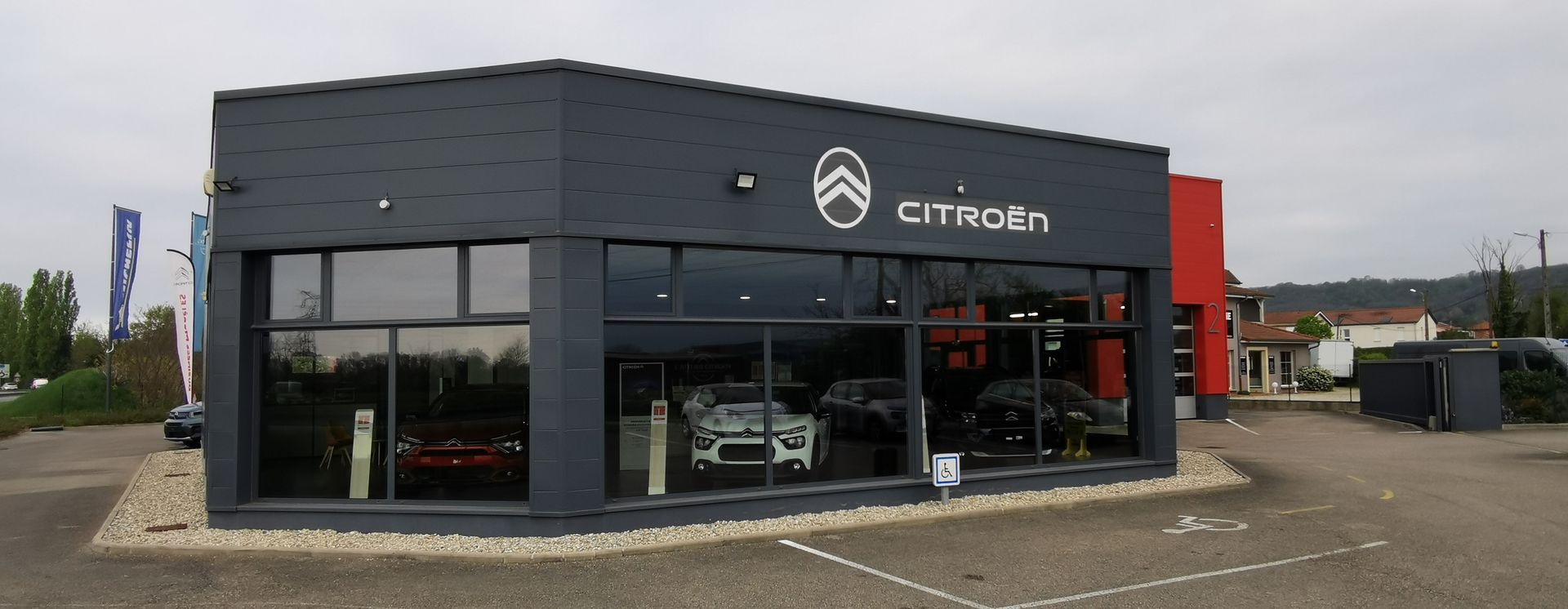 Entrée principale d'un garage Citroën moderne avec enseigne noire