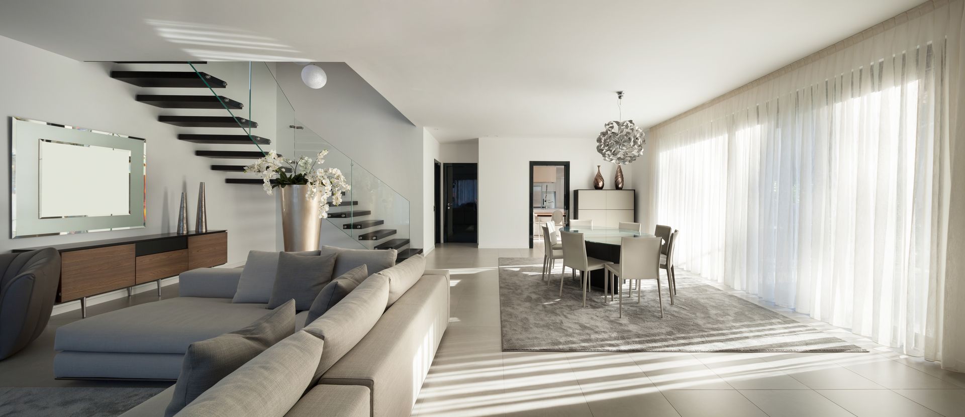 Intérieur de maison dans les tons beiges et bien agencé.