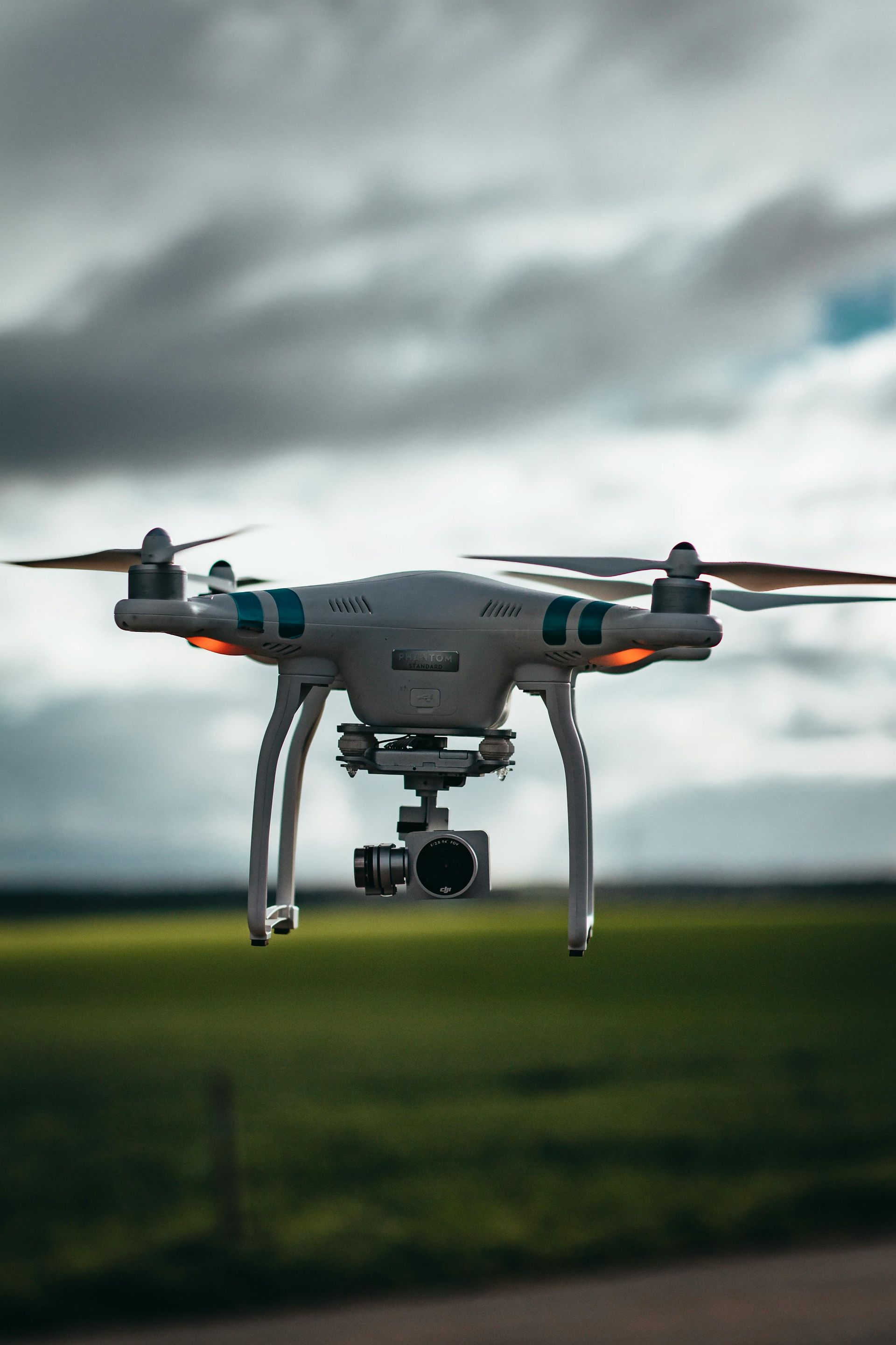 Un dron vuela sobre un campo con una cámara acoplada a él.