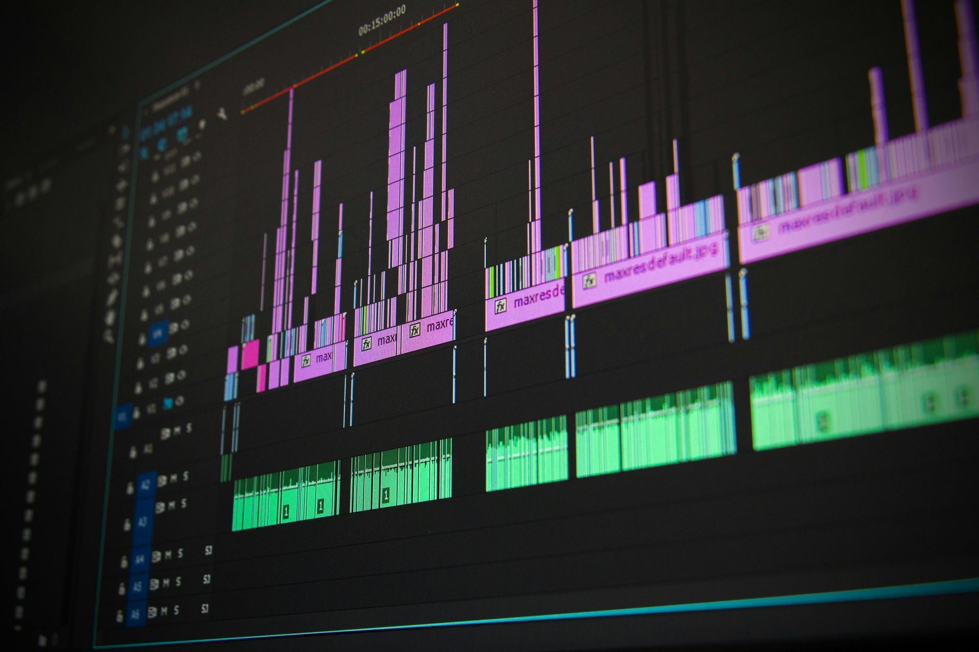 Un primer plano de una pantalla de computadora que muestra una línea de tiempo de un video.