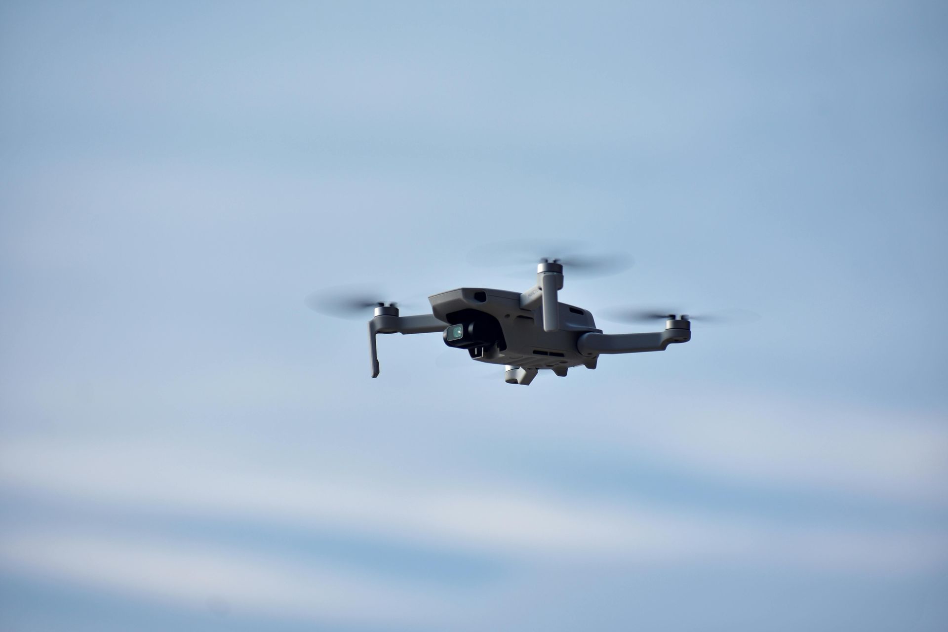 Un pequeño dron está volando en el cielo.