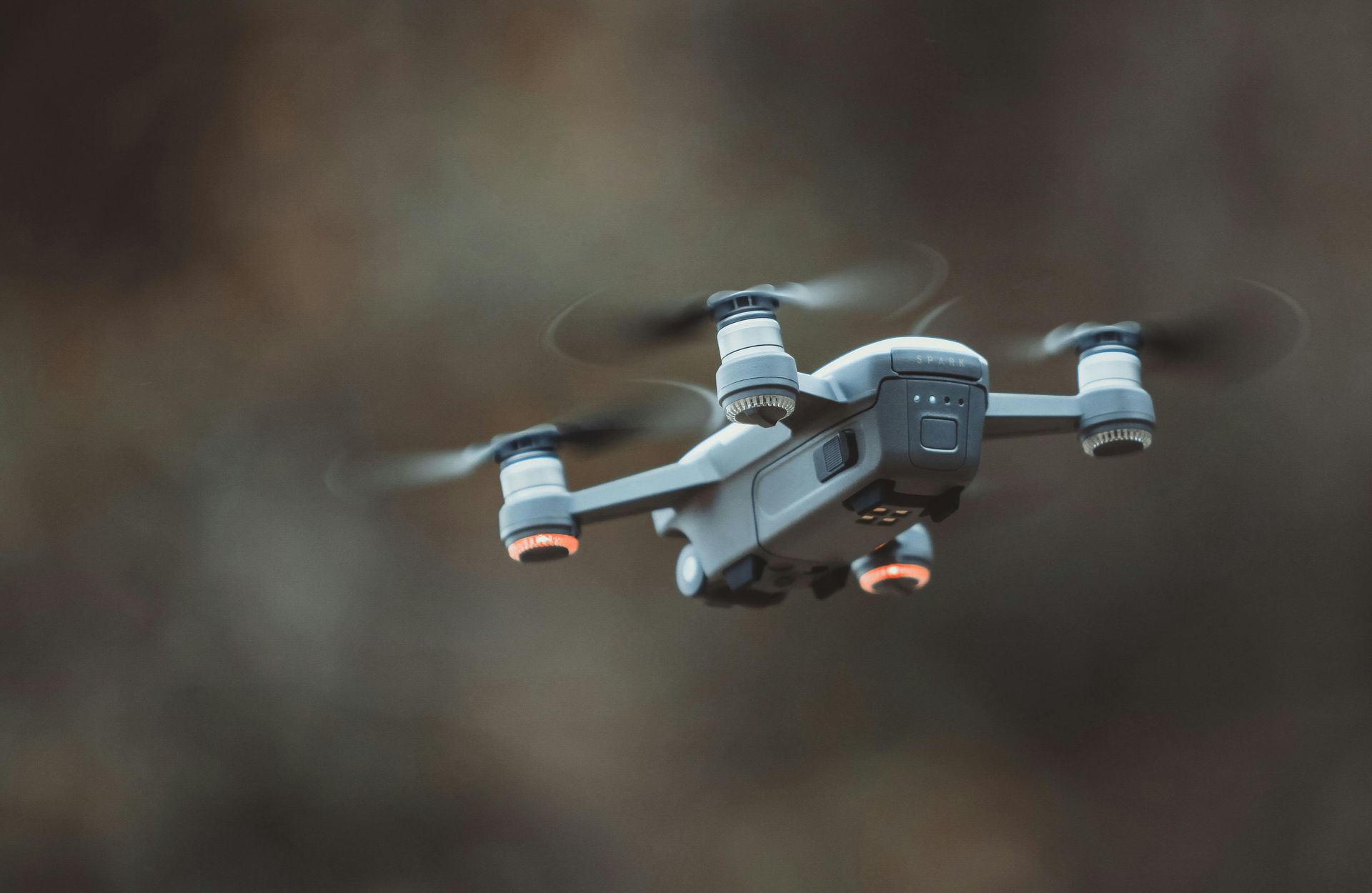 Un pequeño dron está volando en el aire.