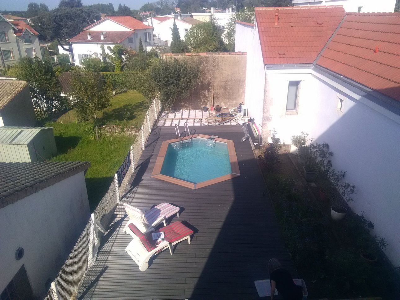 Une terrasse avec une piscine