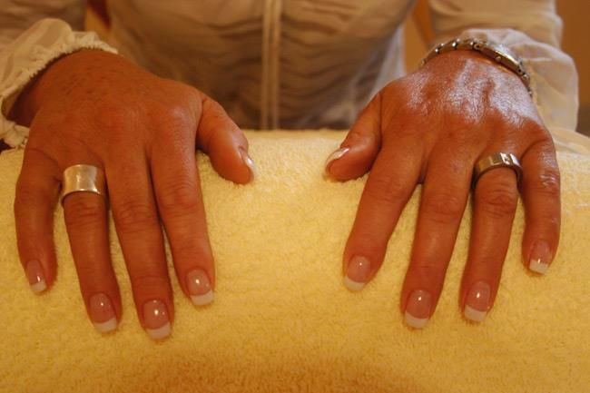 Eine Nahaufnahme der Hände einer Frau mit Ringen daran