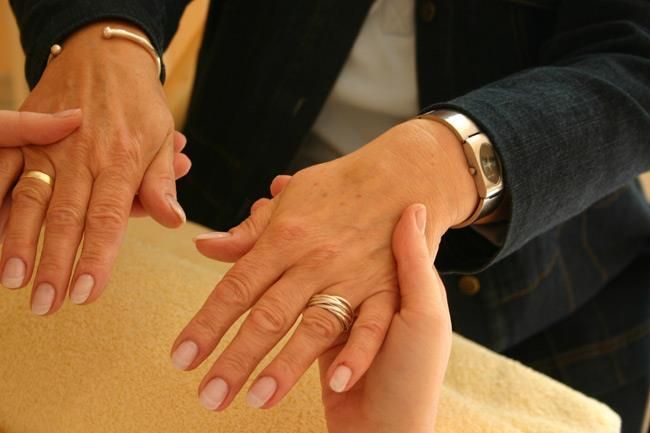 Eine Frau bekommt eine Massage von einer anderen Frau