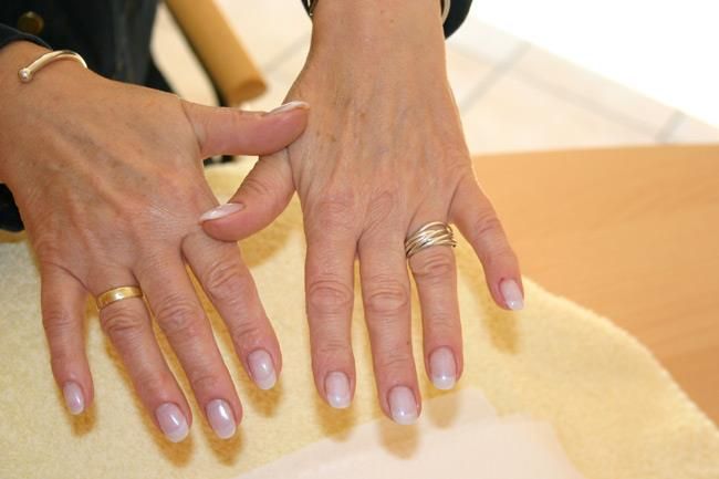 Eine Nahaufnahme der Hände einer Frau mit Ringen daran