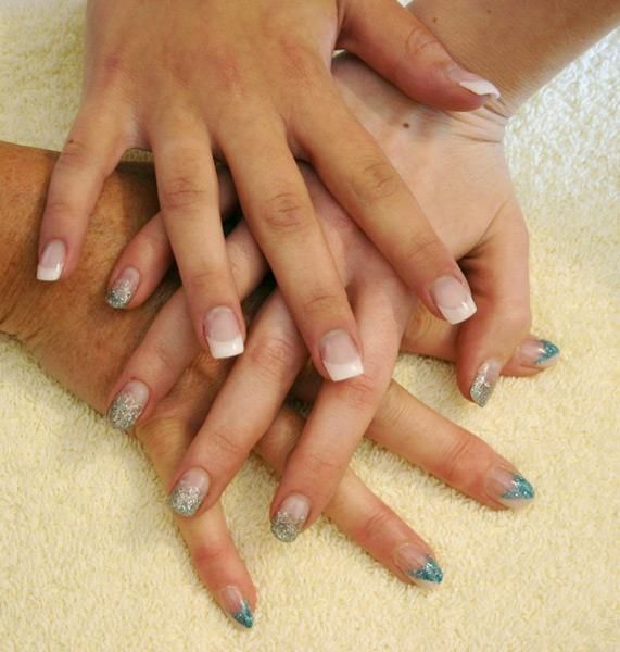 Die Hände einer Frau liegen übereinander auf einem Handtuch