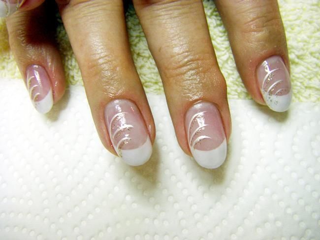 Eine Nahaufnahme der Nägel einer Frau auf einem Papiertuch.