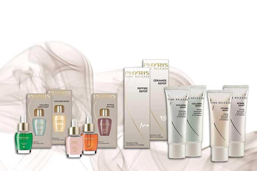 Mehrere Flaschen und Schachteln mit Clarins-Kosmetik