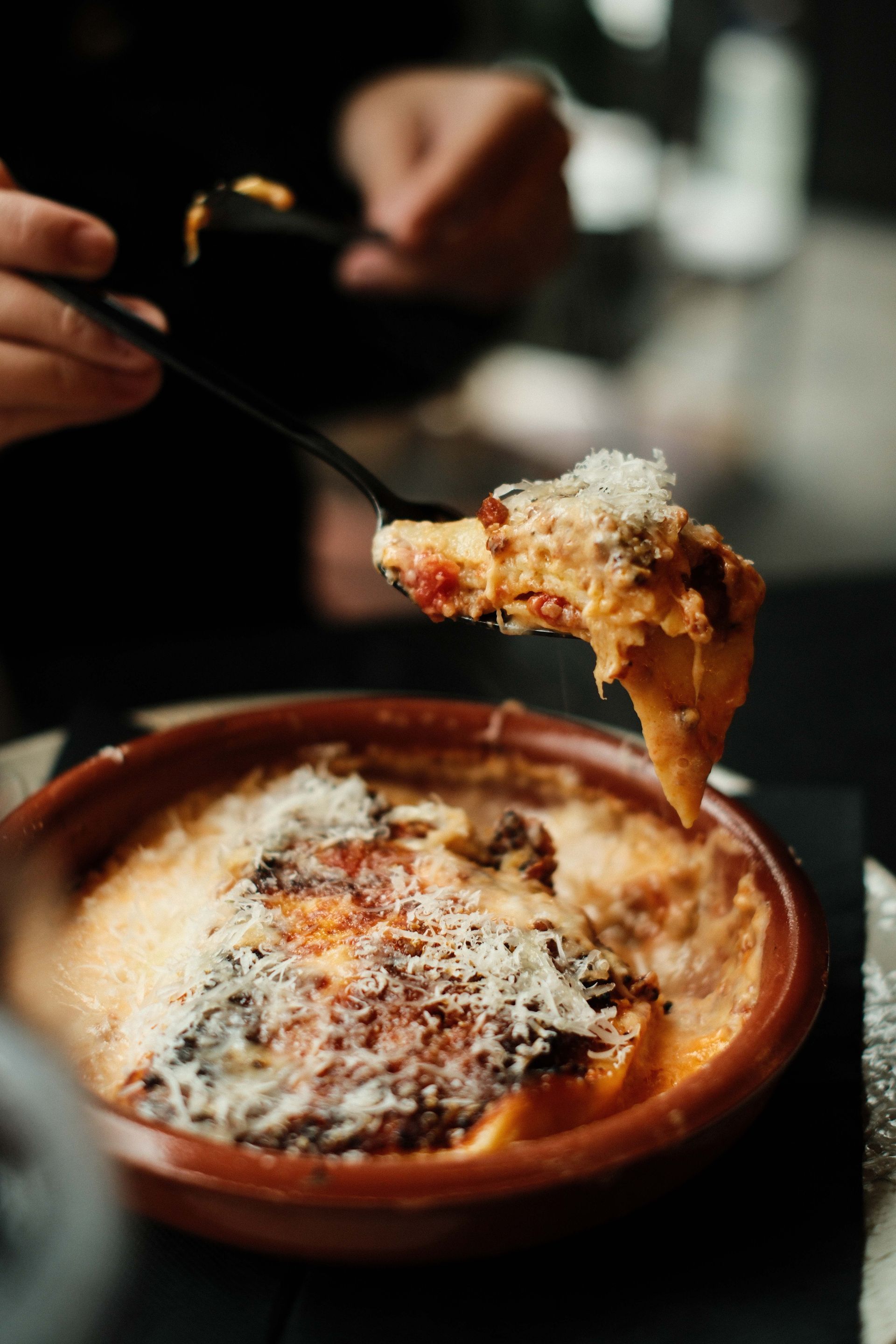 Tabla de embutidos con quesos, embutidos, frutos secos, frutas y salsas.