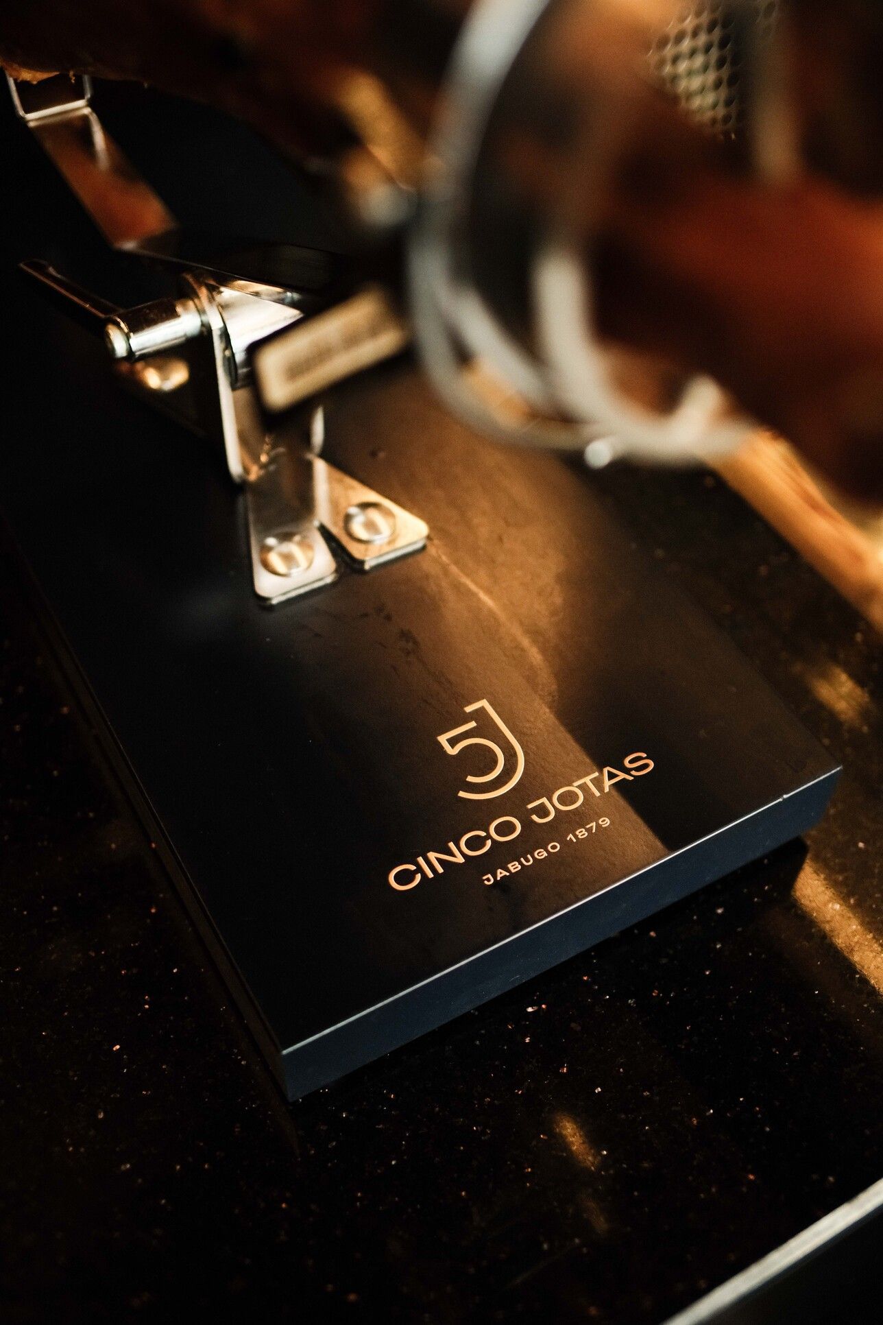 Caja negra con logo dorado 