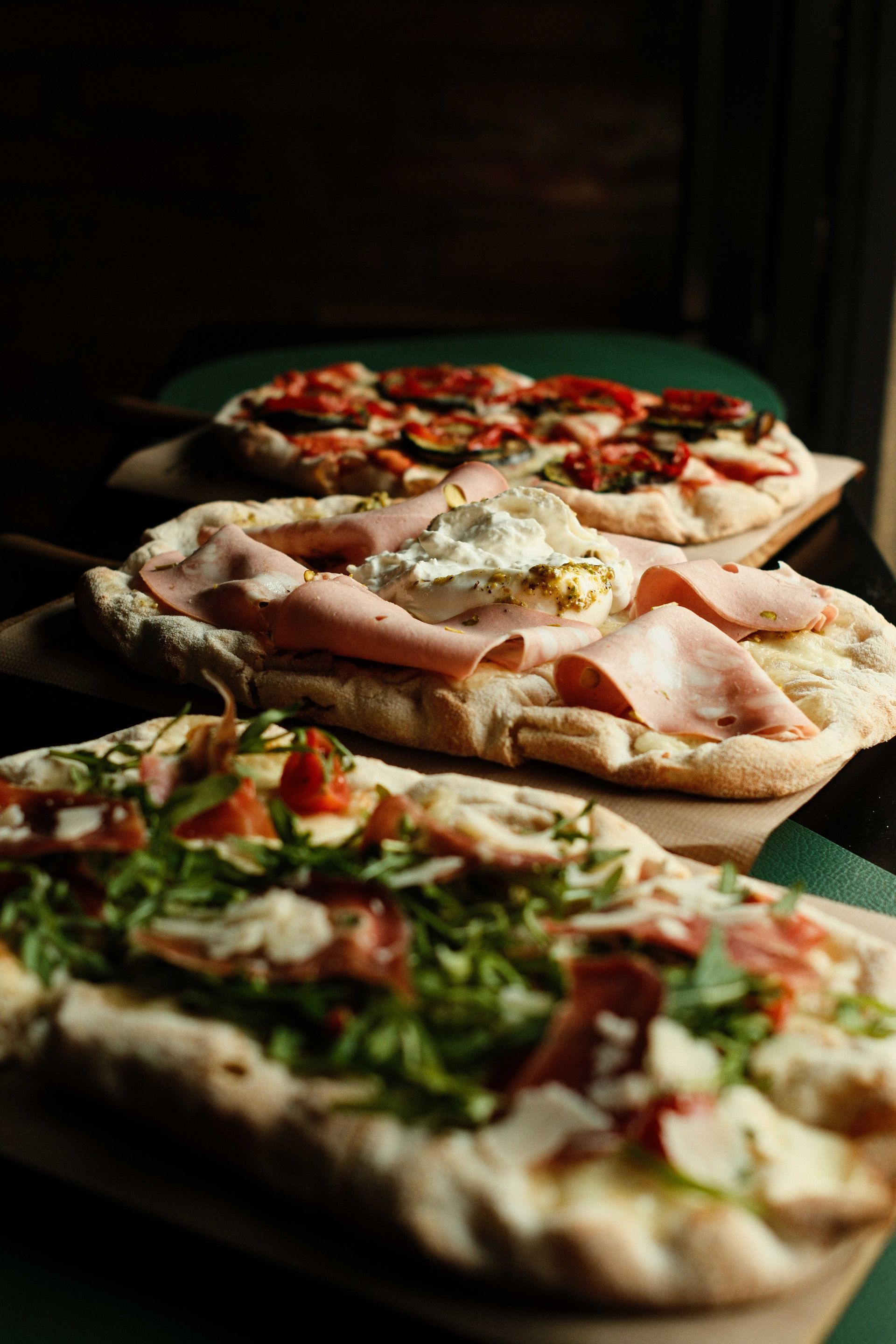 Tabla de embutidos con quesos, embutidos, frutos secos, frutas y salsas.