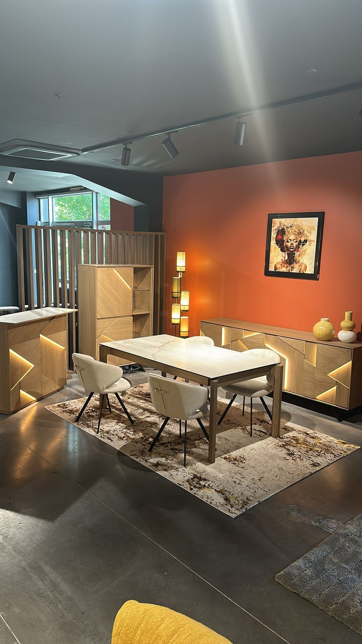 Un assortiment de meuble design avec un table