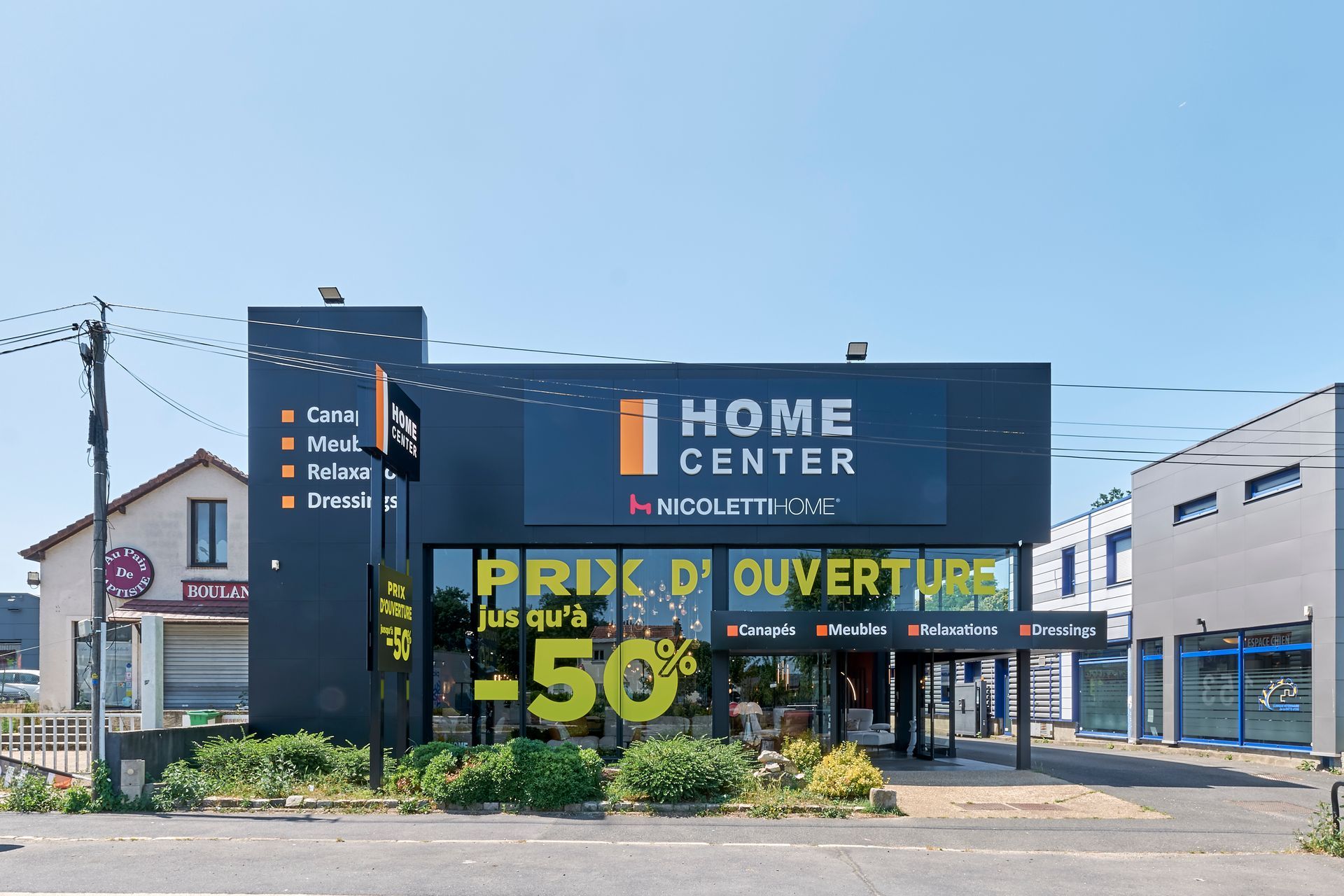 Devanture du magasin de meubles