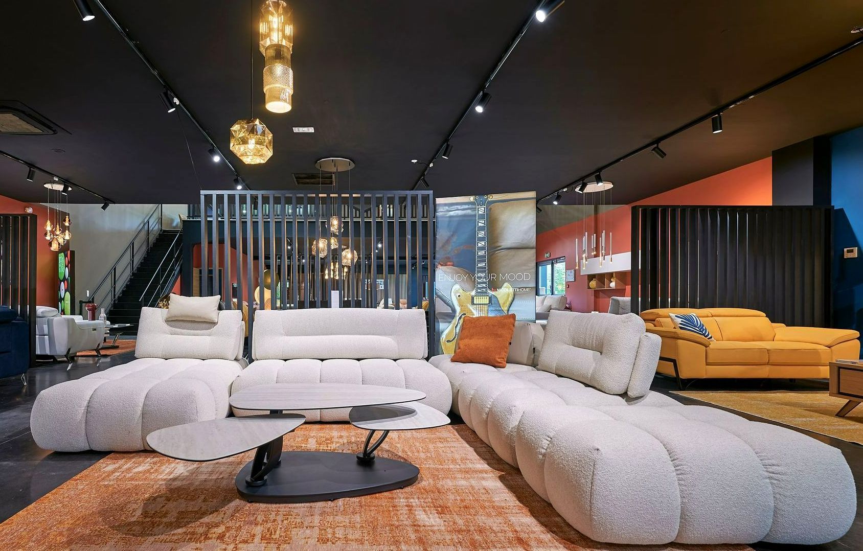 Un canapé blanc très arrondi