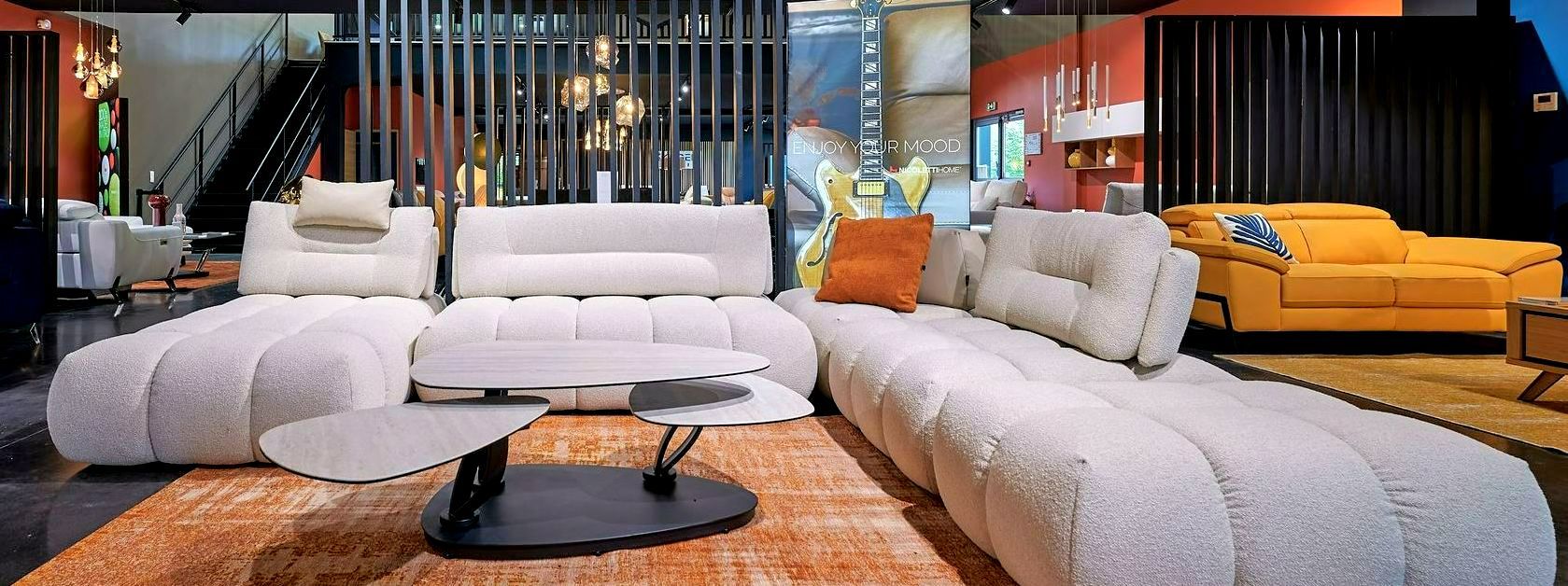 Un canapé blanc avec une texture douce