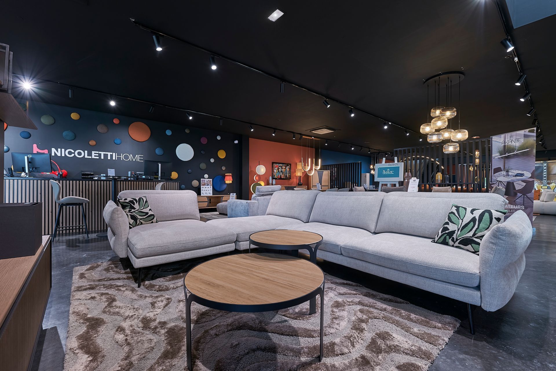 Un canapé blanc avec une table basse en bois