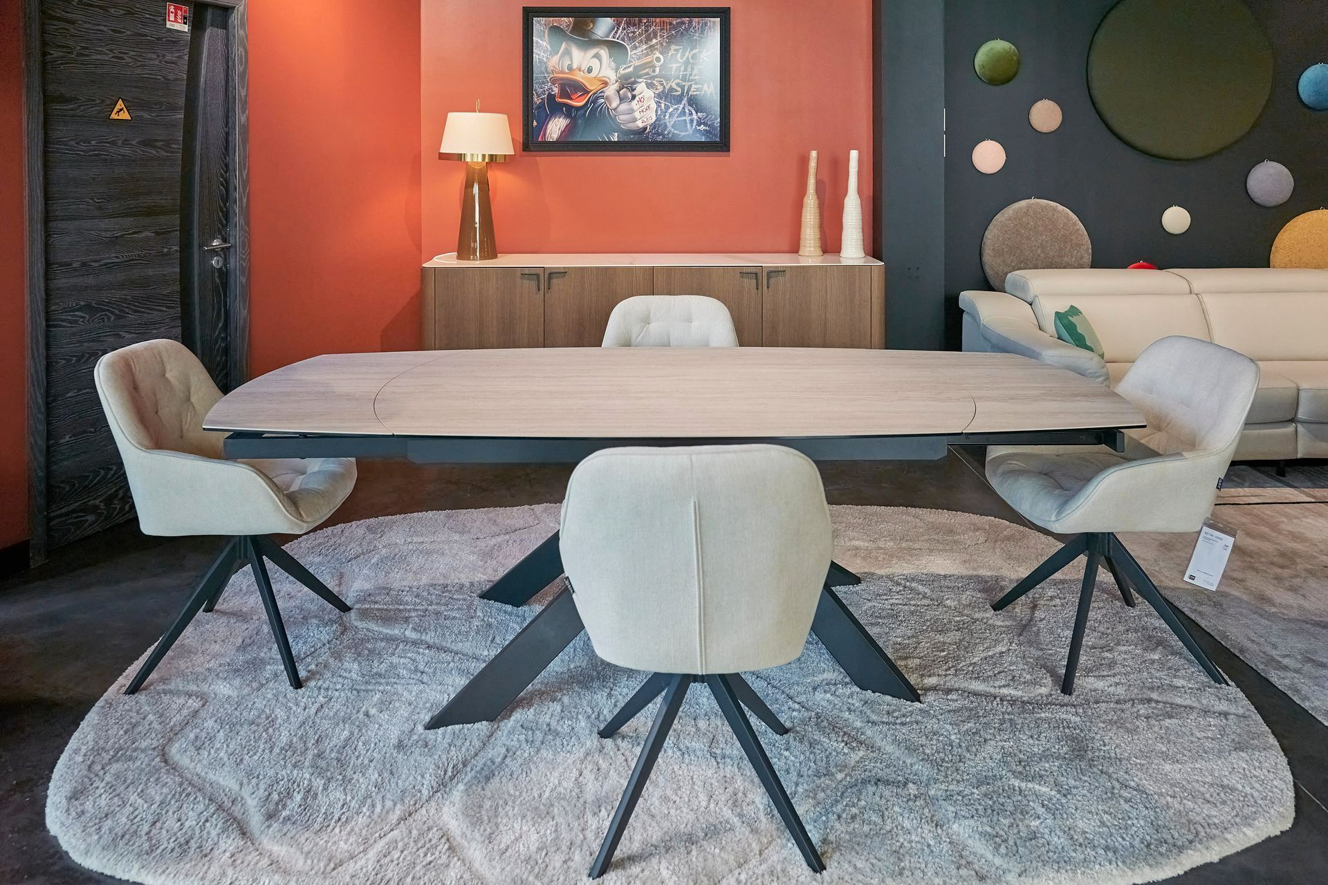 Une table avec quatre chaises et un tableau de canard