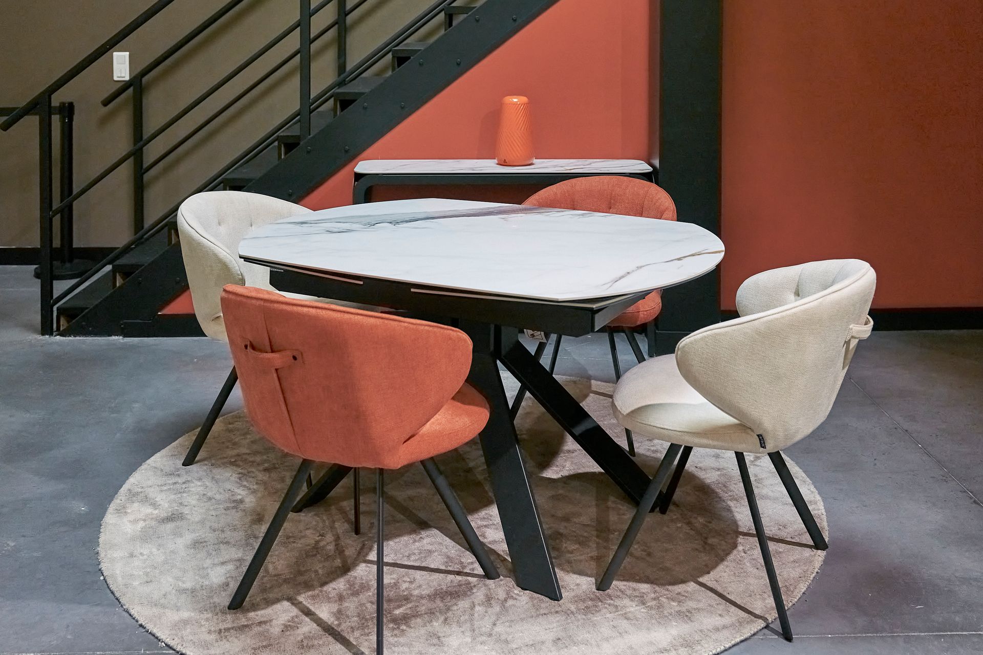 Une table avec des chaises oranges