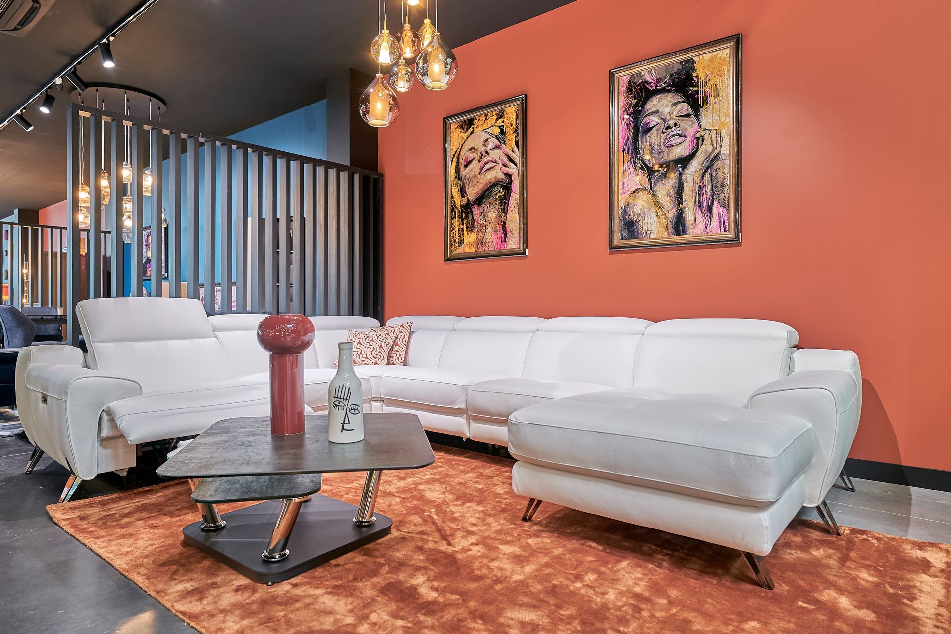 Un canapé blanc avec un mur orange