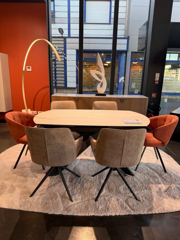 Une table brune avec des chaises assorties