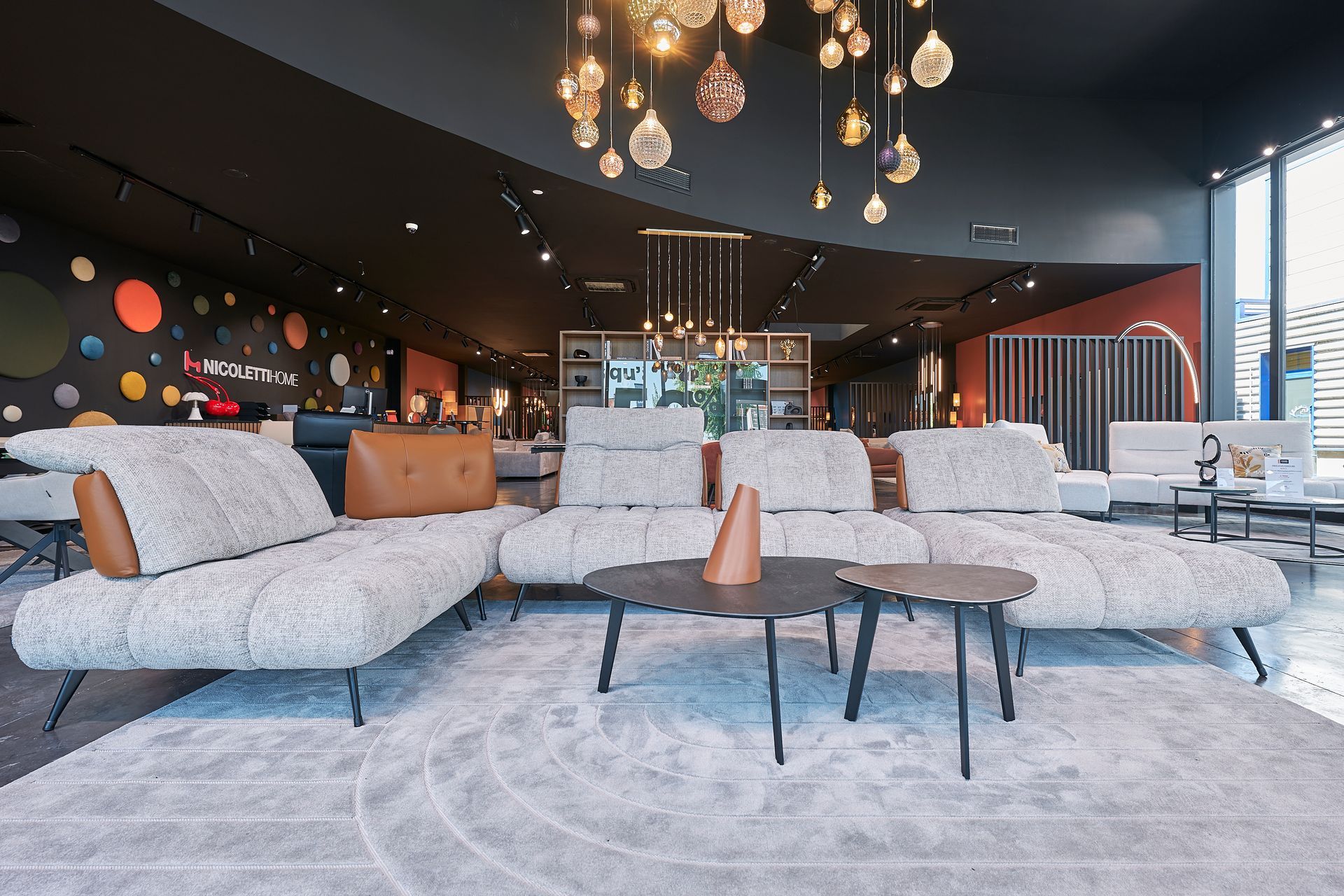 Un canapé gris et marron