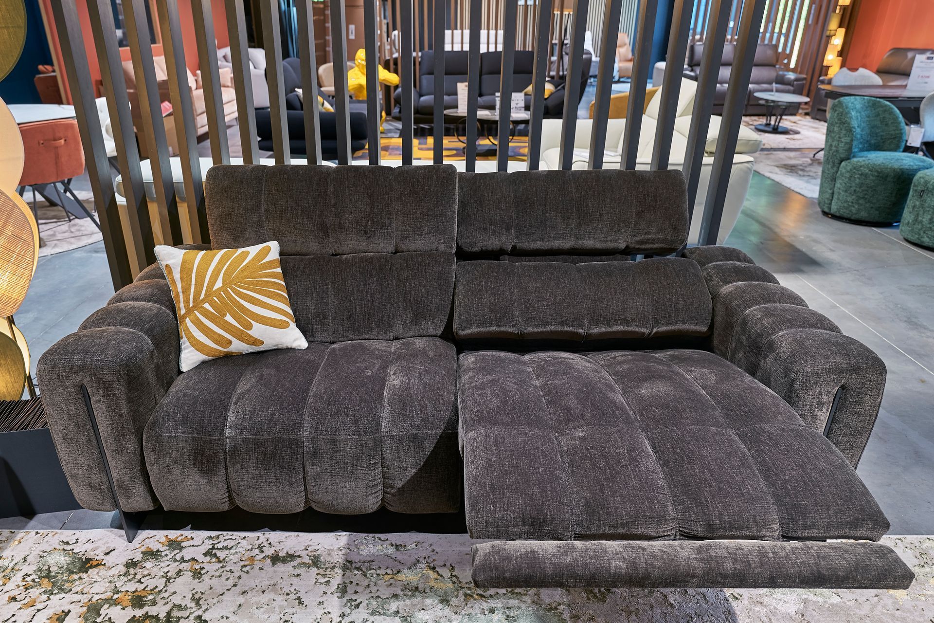 Un canapé gris relaxant