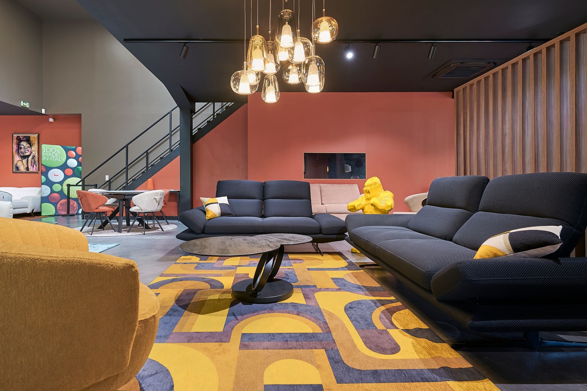 Un ensemble de salon avec un tapis jaune