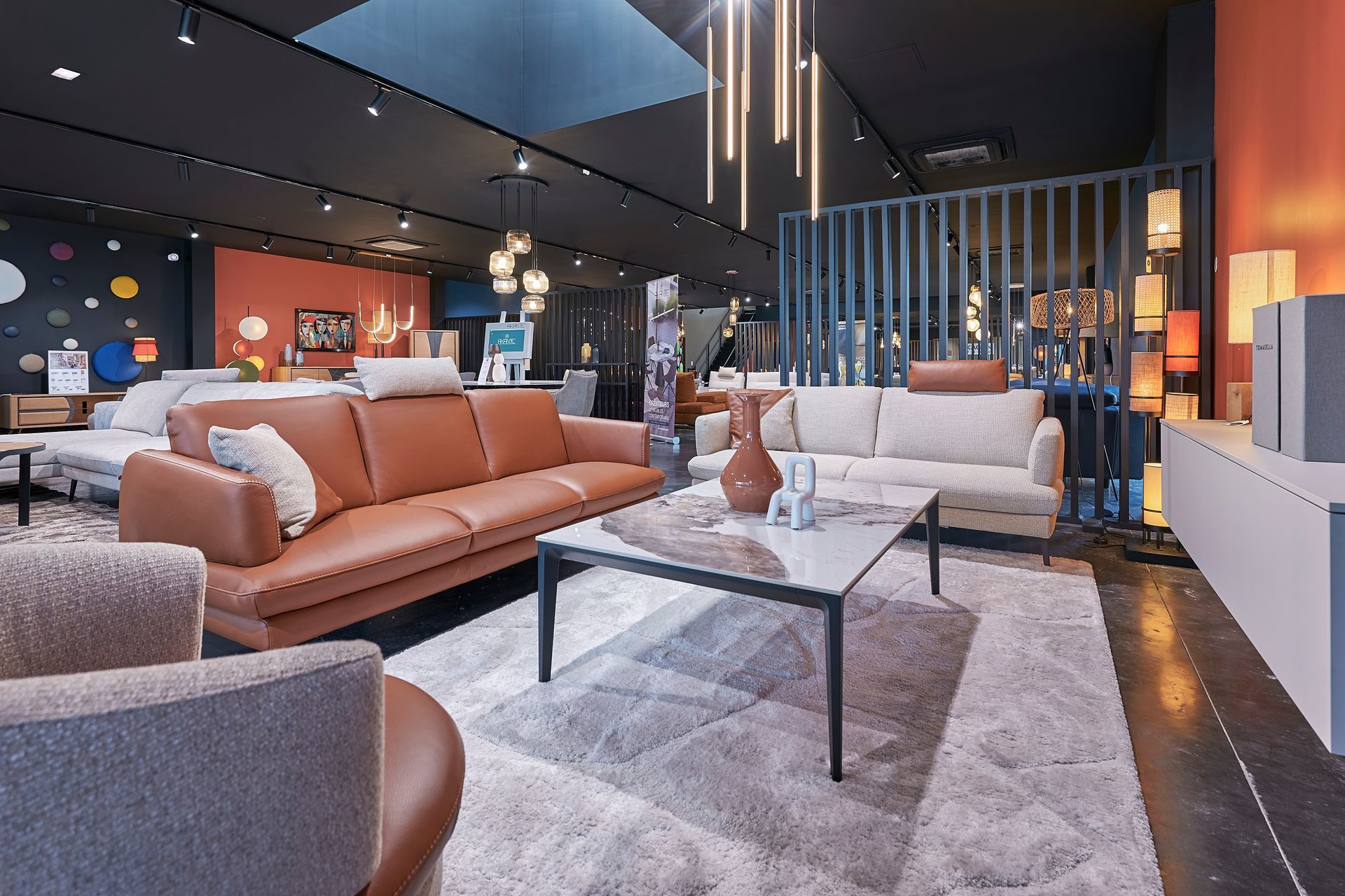 Un canapé gris et marron