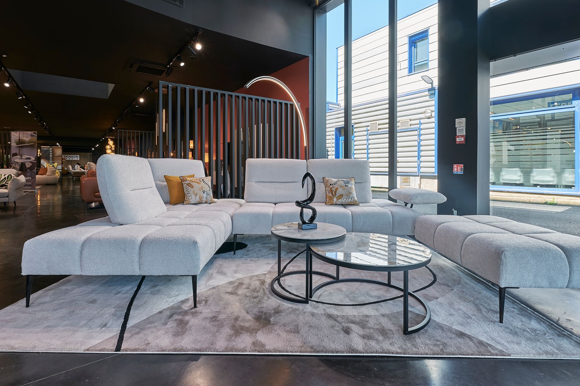 Un canapé blanc avec une table basse