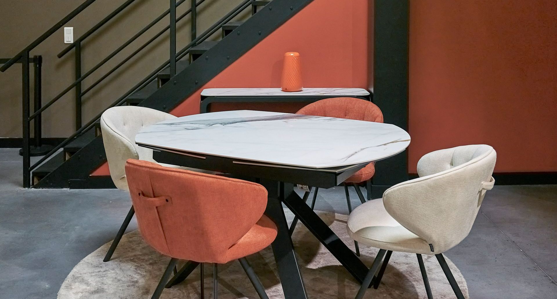 Une table avec des chaises oranges