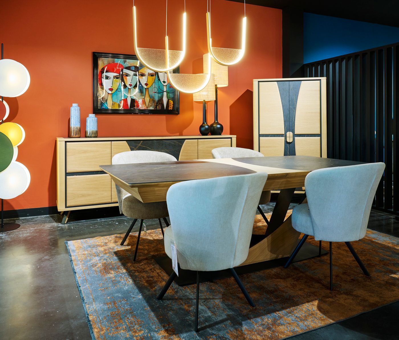Une table avec quatre chaises blanches et un luminaire