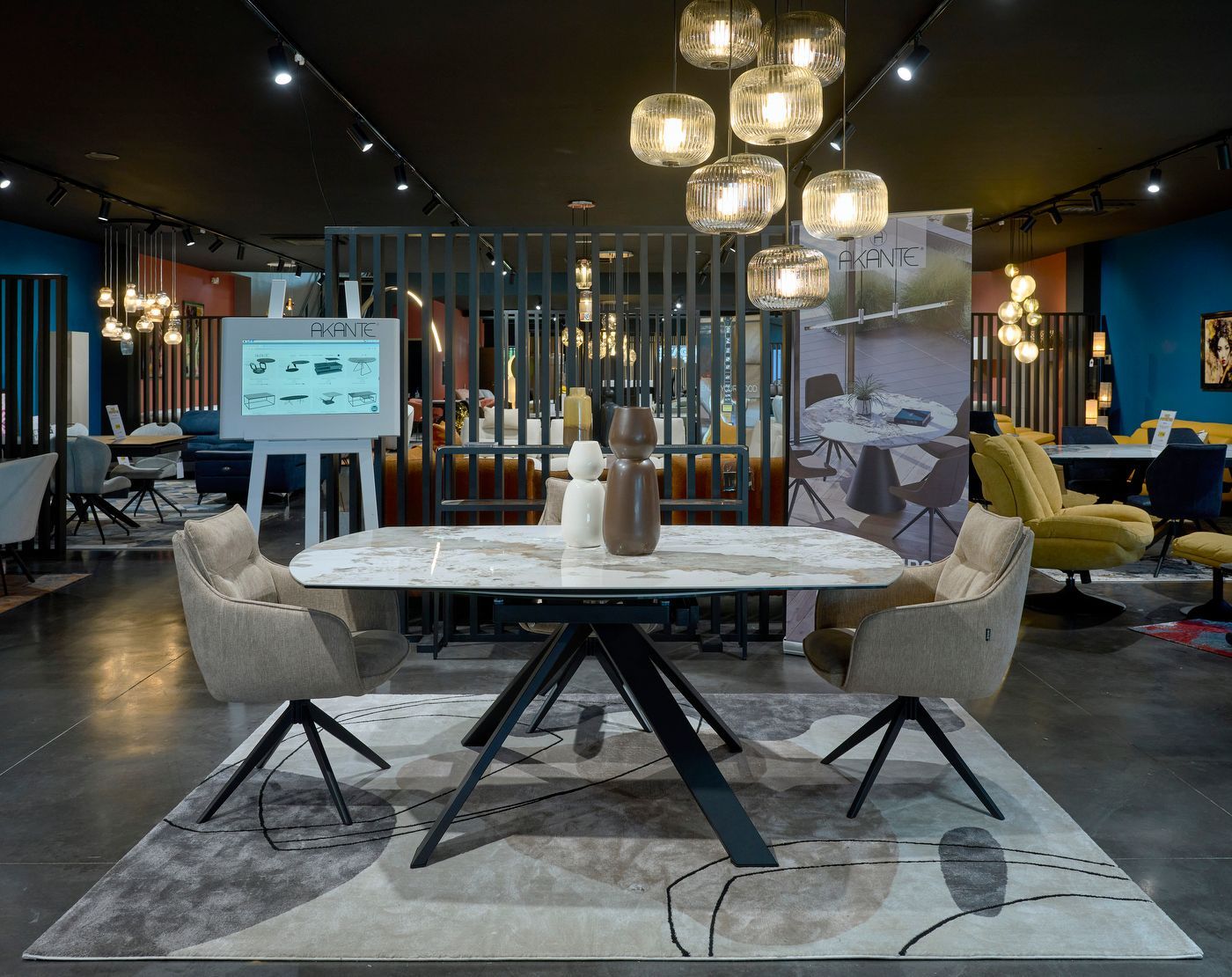 Une table avec deux chaises