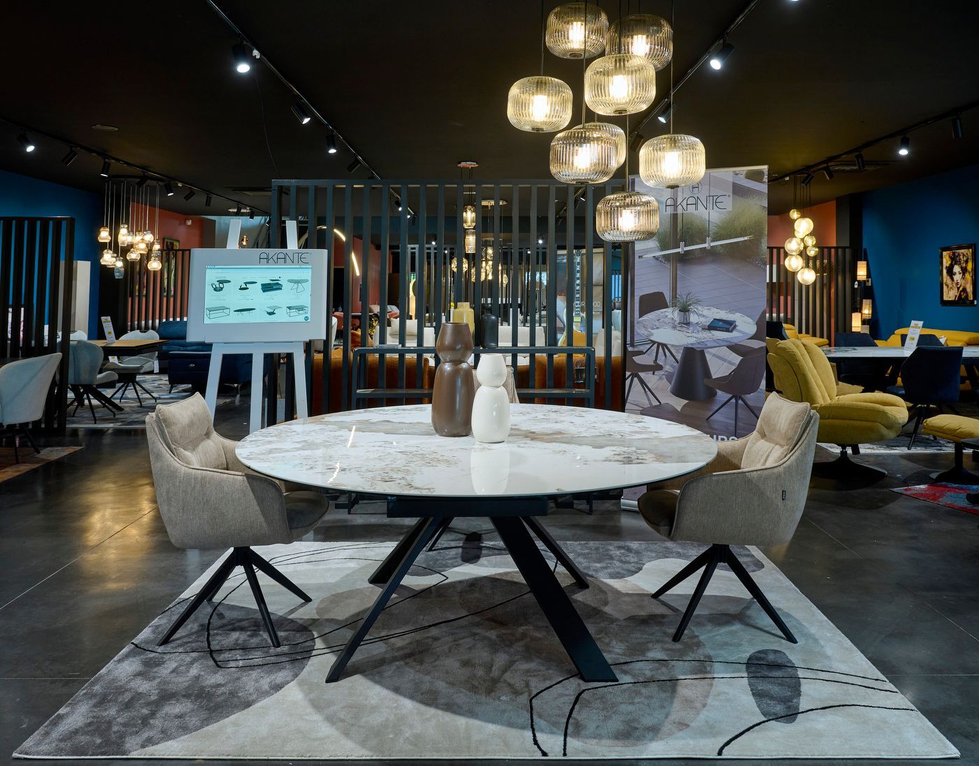 Une table ronde avec deux chaises