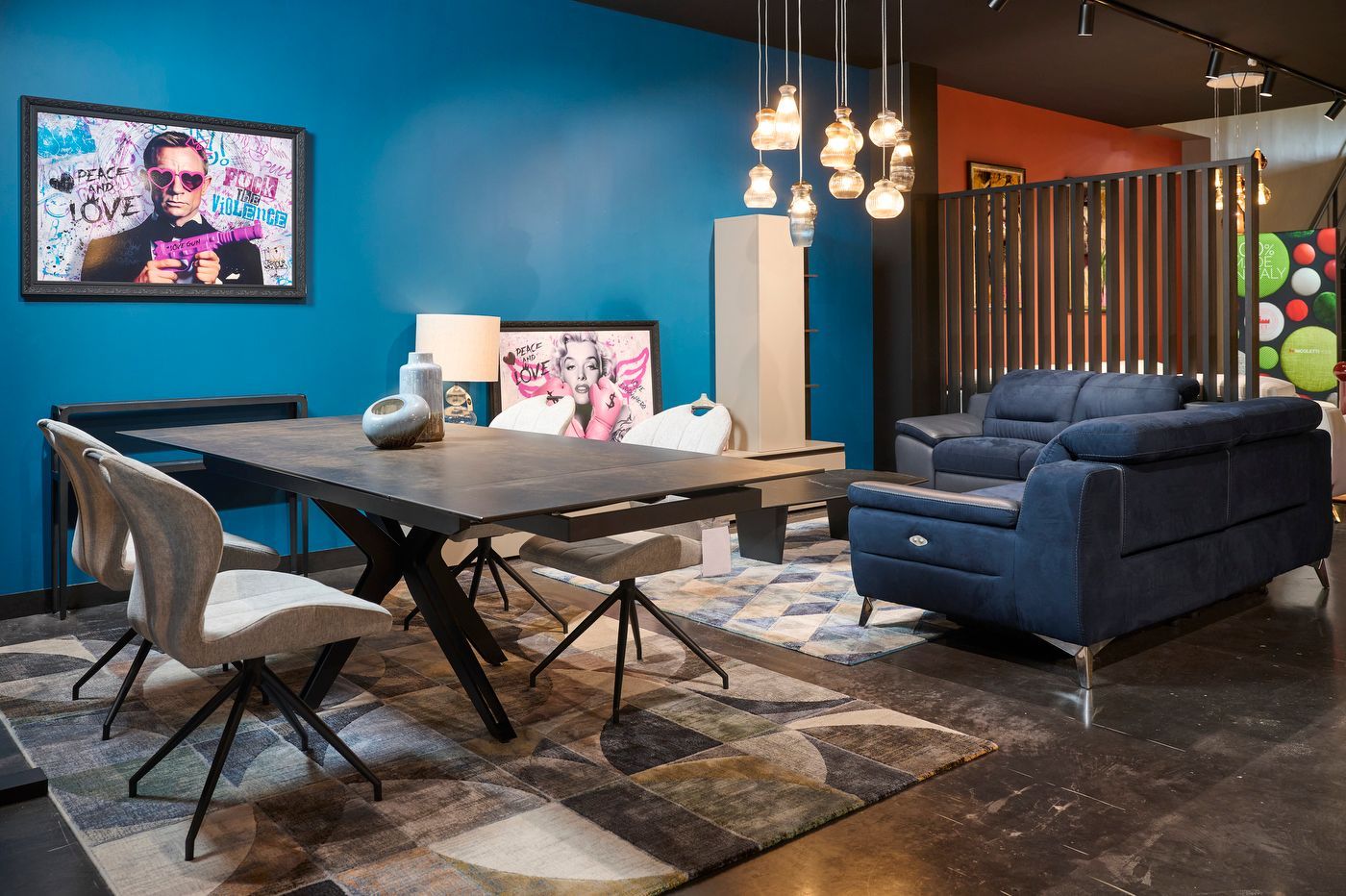 Une table avec un tableau sur un mur bleu